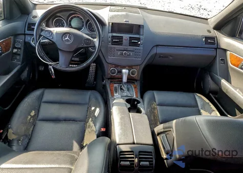 2011 Mercedes-Benz C 300 z USA, uszkodzony, nr VIN WDDGF5EB9BF635731